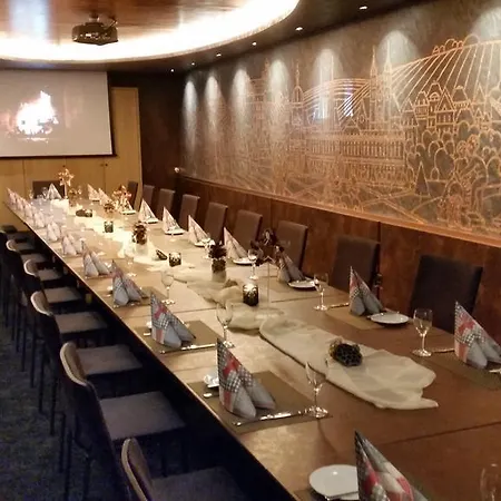 施特劳斯城市伙伴酒店 酒店